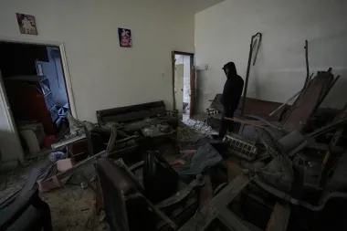 Tiro en sombras: una ciudad costera entre ruinas, resistencia y exilio