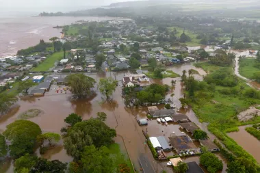 Cuando la noche se volvió río: cómo la falta de alertas oportunas y fallas técnicas dejaron a la Costa Norte de Oʻahu a merced de la inundación