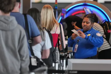 Líneas, renuncias y el riesgo real de cierres: la crisis de seguridad en los aeropuertos de EE. UU.