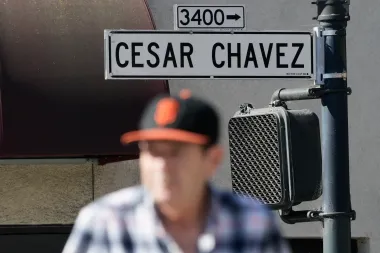 ¿Qué pasa con el legado de César Chávez? Renombramientos, cancelaciones y el debate sobre memoria y responsabilidad