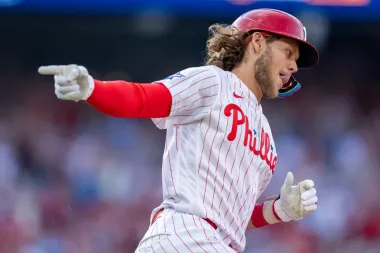 Jornada inaugural de la MLB: Sánchez domina, debuts explosivos y una jugada polémica que rebota en el techo
