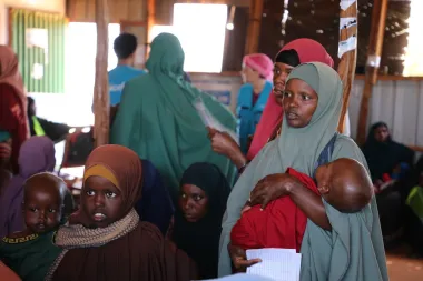 Somalia al borde del abismo: cómo la guerra lejana y los recortes de ayuda agravan una catástrofe humanitaria