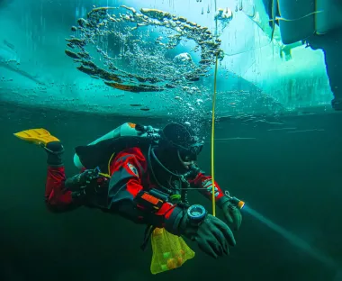Bajo el hielo: la formación que prepara a los nuevos científicos de los polos