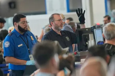 Trabajar sin cobrar: el ciclo que pone en riesgo la seguridad y la confianza en los aeropuertos de EE. UU.
