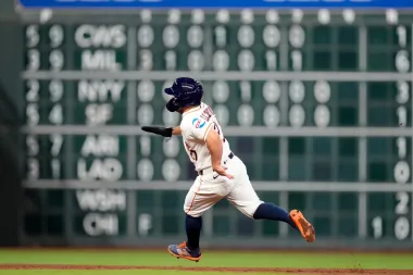 Remontadas, estrenos y registros: un sábado de béisbol que dejó de todo