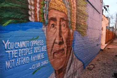 Reescribir la memoria pública: cómo las acusaciones contra César Chávez están transformando festividades, calles y escuelas