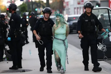 “No Kings”: la protesta que sacudió ciudades y planteó dilemas sobre la protesta pacífica y la violencia