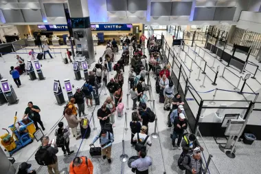 Cheques a los agentes de la TSA alivian colas aéreas, pero la crisis operacional no desaparece de la noche a la mañana