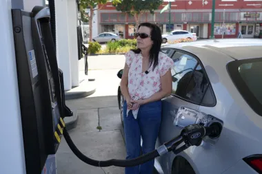 Cuando la gasolina sube: el golpe invisible a los trabajadores que usan su auto para ganarse la vida