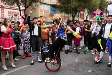 Payasos en las calles de La Paz: cuando una norma educativa amenaza risas y medios de vida