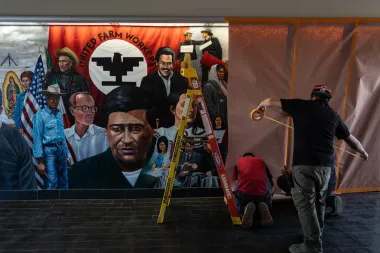 Cuando los héroes se tambalean: cómo enfrentar el legado de César Chávez tras las acusaciones