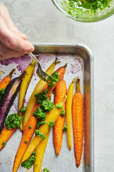 Zanahorias asadas con pesto de espinaca y perejil: el acompañamiento fácil, vistoso y nutritivo para tus fiestas