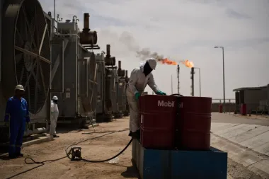 Por qué la crisis petrolera ligada a la guerra en Irán amenaza más que los precios: bloqueos, reservas y límites estructurales