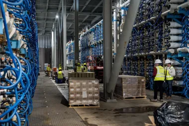Agua del mar: la expansión de la desalación entre solución climática y dilemas ambientales