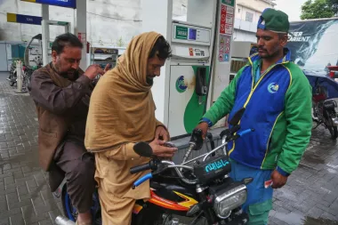 El shock del combustible en Pakistán: cómo un alza récord de precios complica la vida de millones