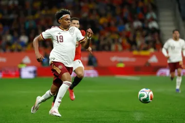 Champions en juego y voces que importan: Vinícius, Yamal y la batalla contra la discriminación en el fútbol europeo