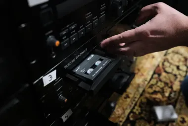El legado sonoro de Aadam Jacobs: la odisea de un aficionado que preservó la historia del rock en cintas