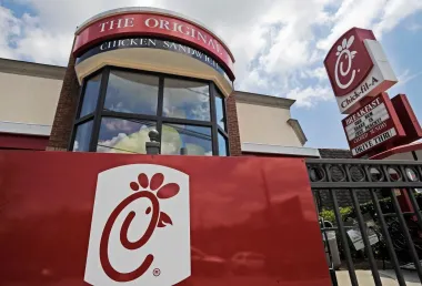 Pollo, superstición y permiso de trabajo: por qué Chick-fil-A se volvió un amuleto entre estudiantes chinos en EE. UU.