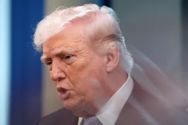 Aranceles globales de Trump en la cuerda floja: entre la IEEPA, la Sección 122 y una batalla legal decisiva