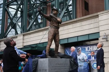 Cuando la estatua se rompe: el incómodo pero entrañable debut de la escultura de Ichiro en Seattle