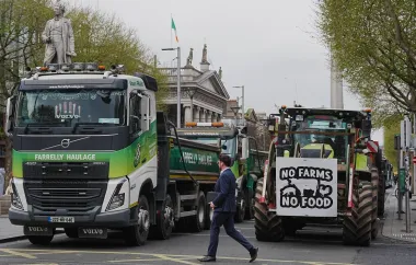 Bloqueos y estaciones secas: la ola de protestas por el precio del combustible que paraliza Irlanda
