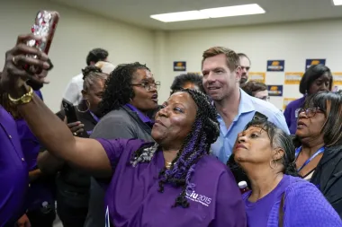 El terremoto político en California: la salida de Eric Swalwell y el efecto dominó en la carrera por la gobernación