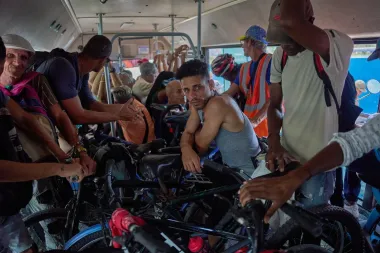 Ciclobús de La Habana: la solución humilde que resiste la crisis energética