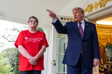 Hamburguesas, propinas y política: el espectáculo de la Casa Blanca que reaviva el debate sobre los trabajadores que reciben tips