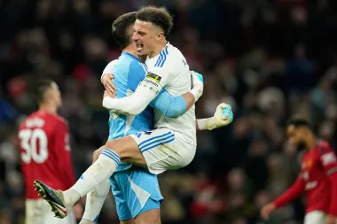 Noche de golpes y señales: el sorpresivo triunfo del Leeds en Old Trafford, Fiorentina respira y Ghana confía en Queiroz