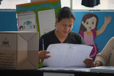 Perú rumbo a una segunda vuelta: caos logístico, candidatos de derecha y una economía que resiste