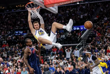 La noche del milagro: Curry lidera la remontada de los Warriors y Philadelphia confirma su regreso a los playoffs