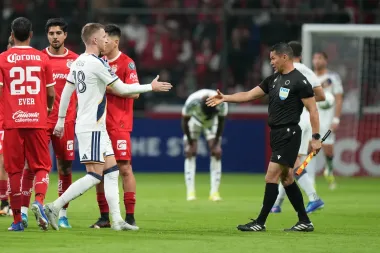 Noche de golpes y drama en el fútbol: Tigres avanza, Toluca asoma con poderío y el caos en Europa sacude a Madrid y Liverpool