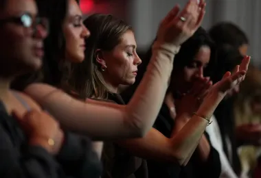 El giro inesperado: por qué los hombres jóvenes en EE. UU. están volviendo a la religión