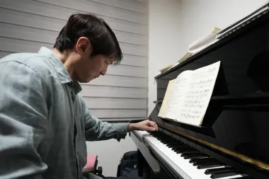 El pianista que volvió con la mano izquierda: la inspiradora travesía de Lee Hun