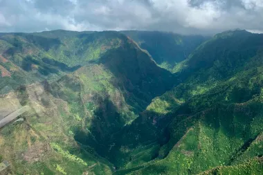 Vibraciones, giro y un final trágico: lo que sabemos del accidente de helicóptero en la costa Na Pali de Kauai
