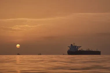Hormuz en tensión: cómo la crisis entre EE. UU. e Irán sacude los precios del petróleo y la vida cotidiana