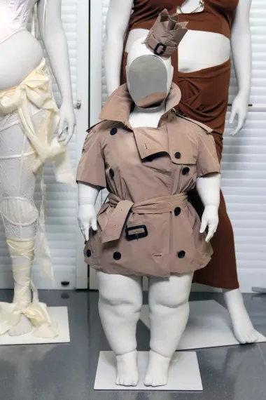Cuando los maniquíes cuentan historias: el Met reinventa el cuerpo en la moda