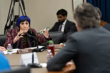 El tribunal frena la exigencia de aprobación personal de Burgum y reactiva proyectos de energía limpia