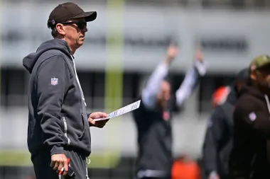 El baile de mariscales: desde Justin Fields hasta Jimmy Garoppolo, cómo cambian las piezas en la NFL
