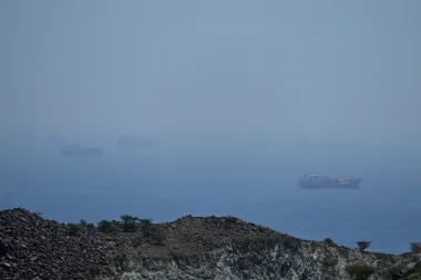 Estrecho de Ormuz, mercados y geopolítica: cómo un ataque naval reaviva riesgos para la economía global
