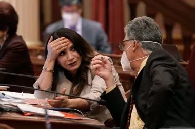 Cuando la custodia migratoria entra a la habitación: California busca proteger a pacientes detenidos en hospitales