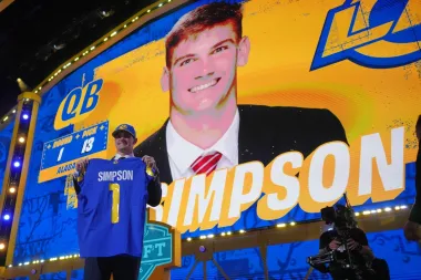 Análisis profundo del Draft NFL 2026: De Ty Simpson a Olaivavega Ioane y la estrategia de los equipos