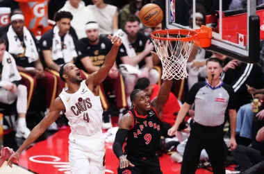 Playoffs NBA 2026: Noche de giros, sanciones y heroísmos que reconfiguran series