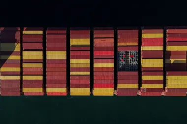 Cuando el Estrecho de Ormuz se tensa: el Canal de Panamá como válvula de escape (y de precios)