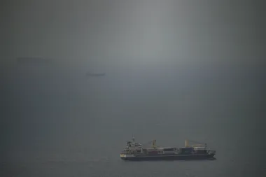 El estrecho en tensión: ¿Puede Estados Unidos repetir la 'guerra de los petroleros' para proteger el tránsito por el Hormuz?