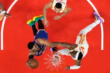 Playoffs NBA 2026: Entre el despliegue polivalente de Karl-Anthony Towns y la euforia de Ayo Dosunmu — análisis de una noche de giros y polémicas