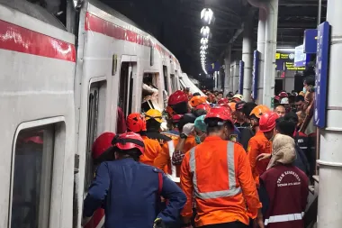 Colisión ferroviaria en las afueras de Yakarta: cómo y por qué volvió a fallar la seguridad en las vías de Indonesia