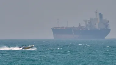 Irán bajo asedio económico: fábricas paralizadas, puertos bloqueados y la amenaza sobre el Estrecho de Hormuz
