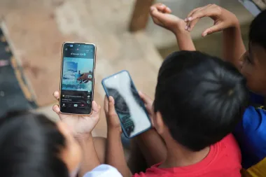 Menores, plataformas y verificación: el desafío de Indonesia por proteger a la generación digital