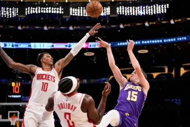 La postemporada de la NBA se enciende: análisis profundo de los triunfos de Rockets, Pistons y Cavaliers
